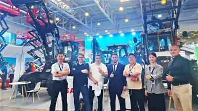 ¡En directo! Lapuda hizo una aparición espectacular en la exposición más gran...